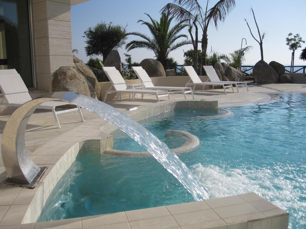 Hotel Villaggio Cala Di Volpe Capo Vaticano Buitenkant foto