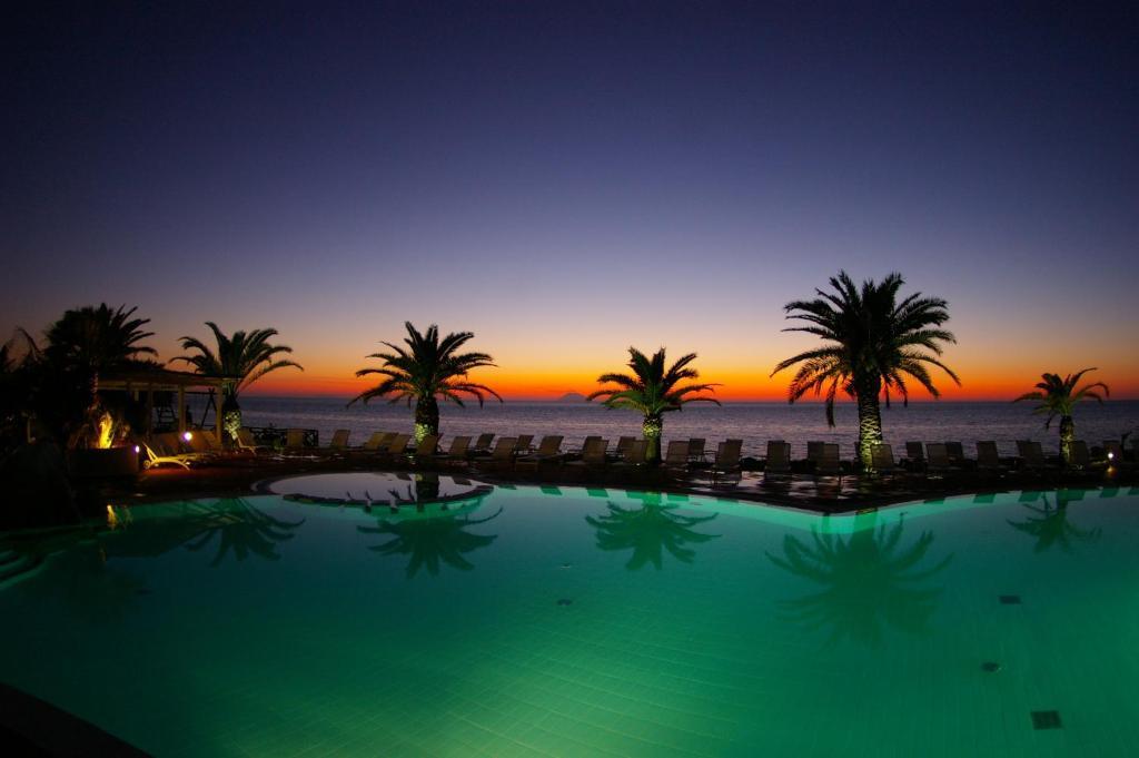 Hotel Villaggio Cala Di Volpe Capo Vaticano Buitenkant foto