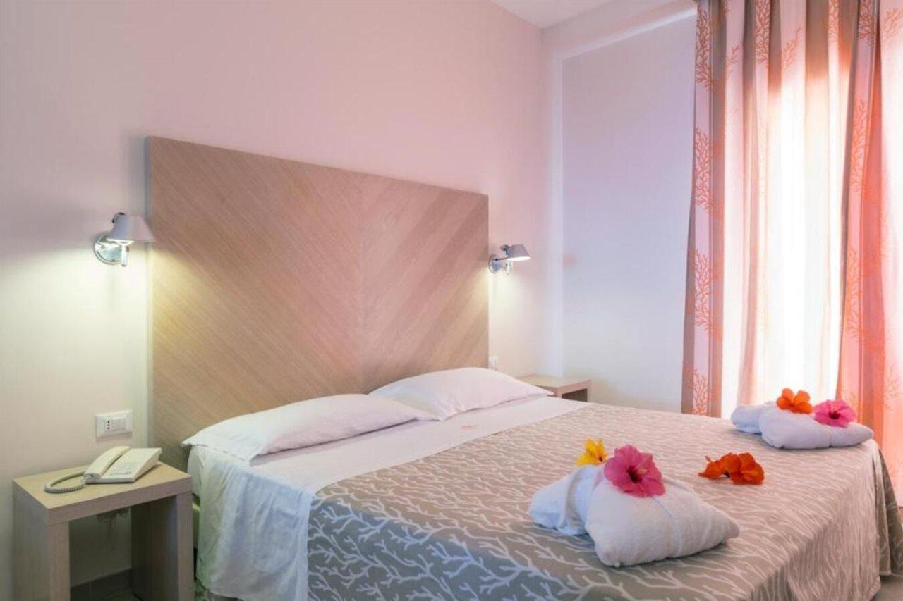 Hotel Villaggio Cala Di Volpe Capo Vaticano Buitenkant foto