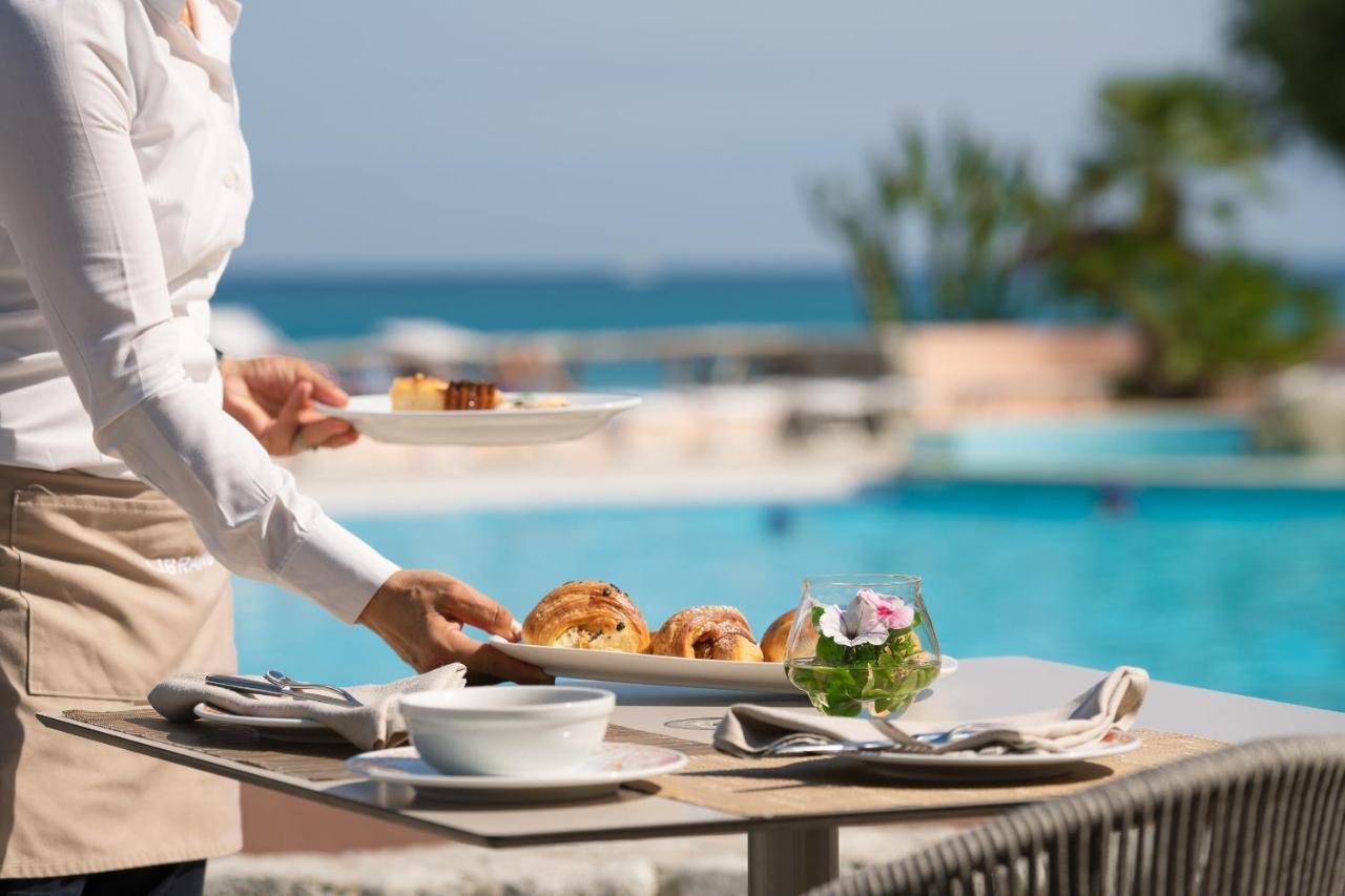 Hotel Villaggio Cala Di Volpe Capo Vaticano Buitenkant foto