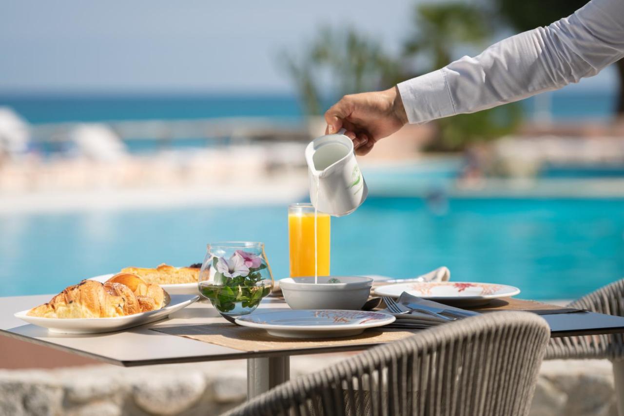 Hotel Villaggio Cala Di Volpe Capo Vaticano Buitenkant foto