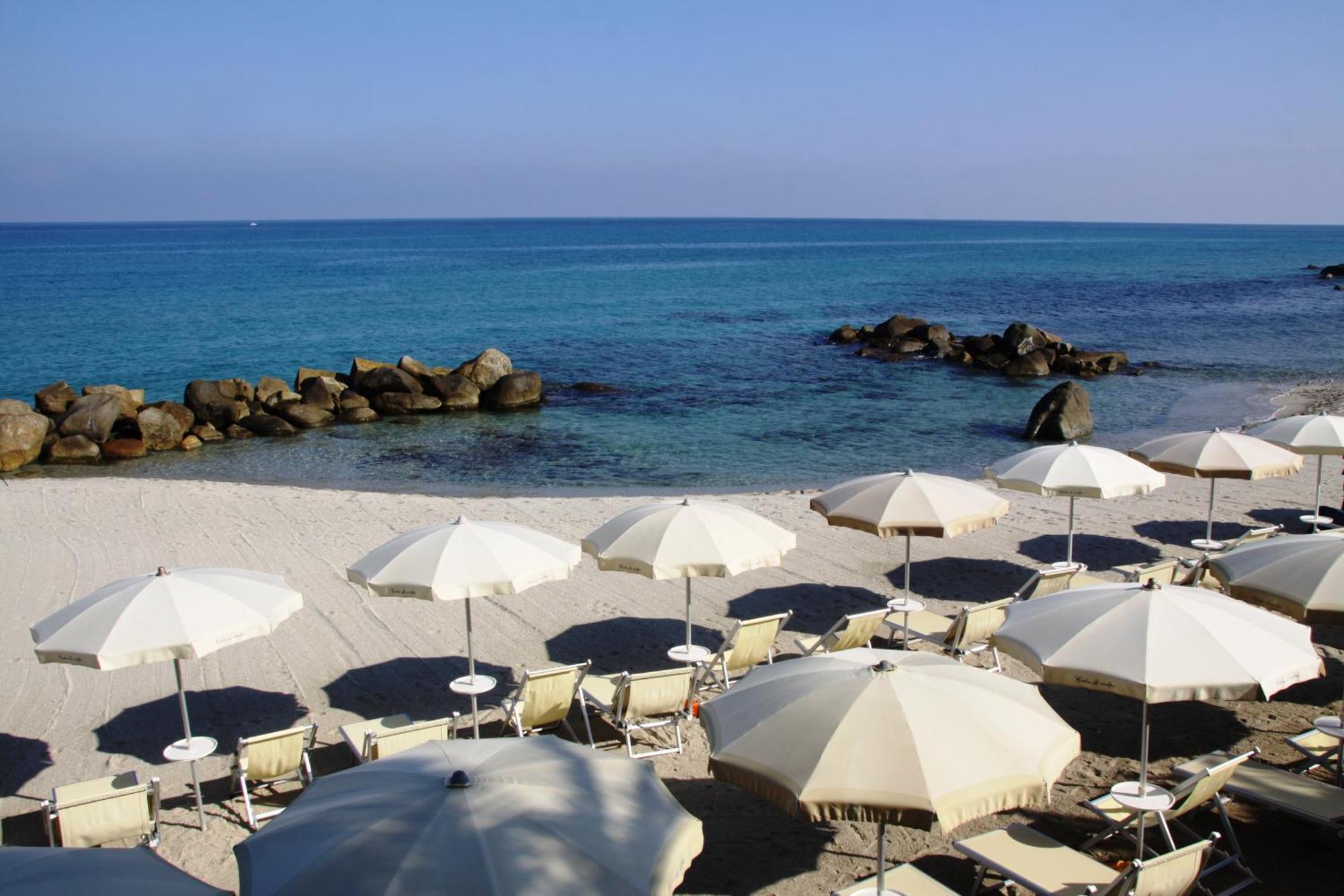 Hotel Villaggio Cala Di Volpe Capo Vaticano Buitenkant foto
