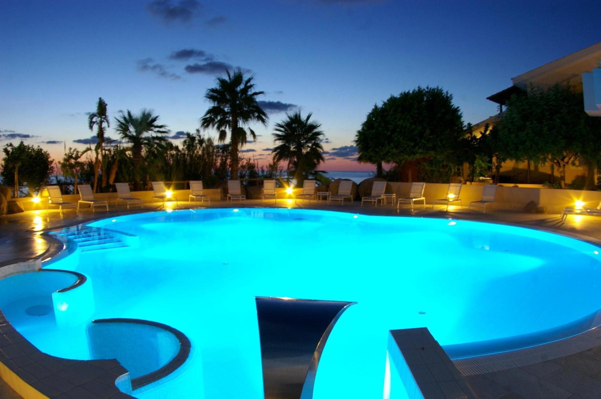 Hotel Villaggio Cala Di Volpe Capo Vaticano Buitenkant foto
