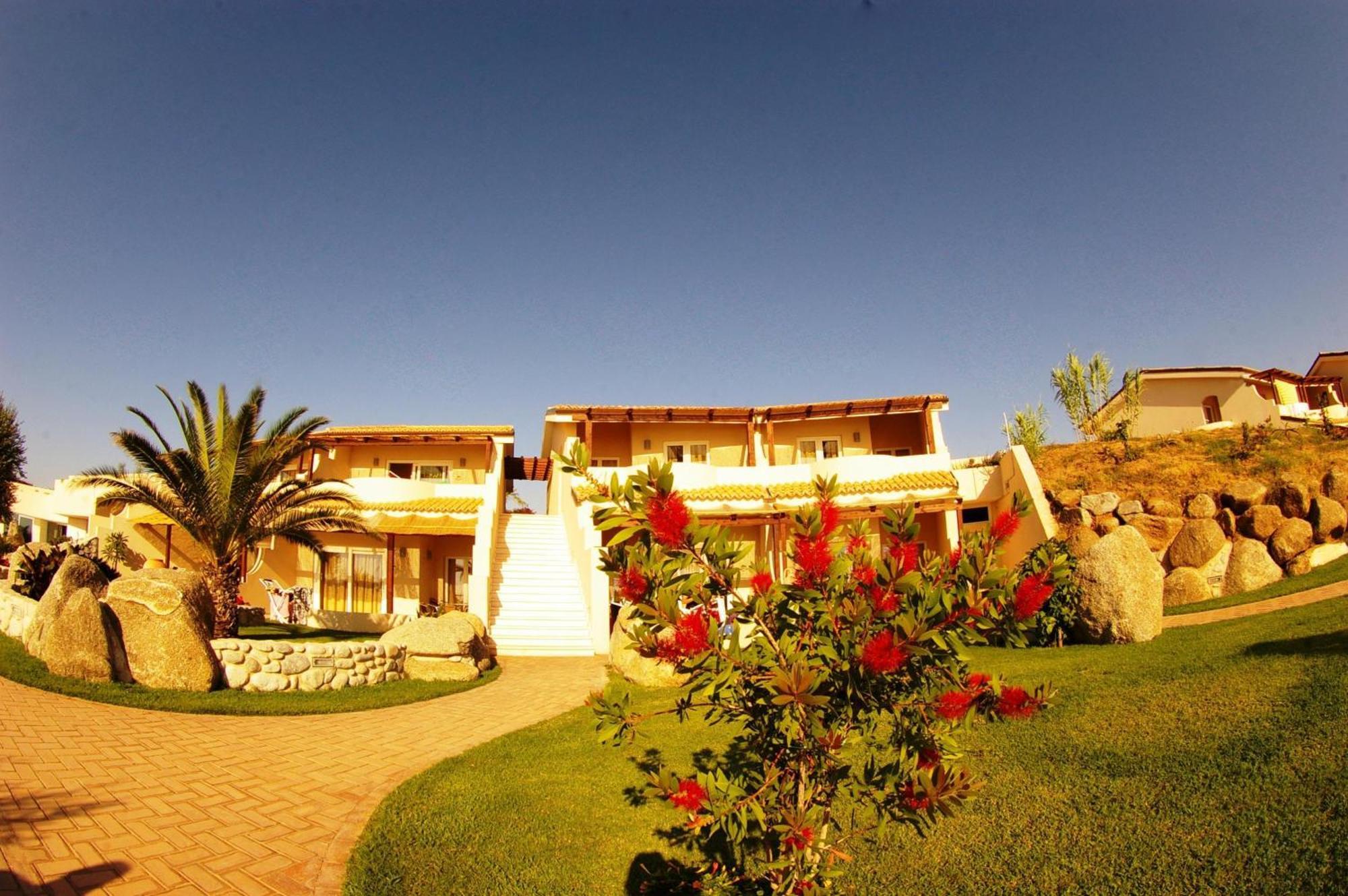 Hotel Villaggio Cala Di Volpe Capo Vaticano Buitenkant foto