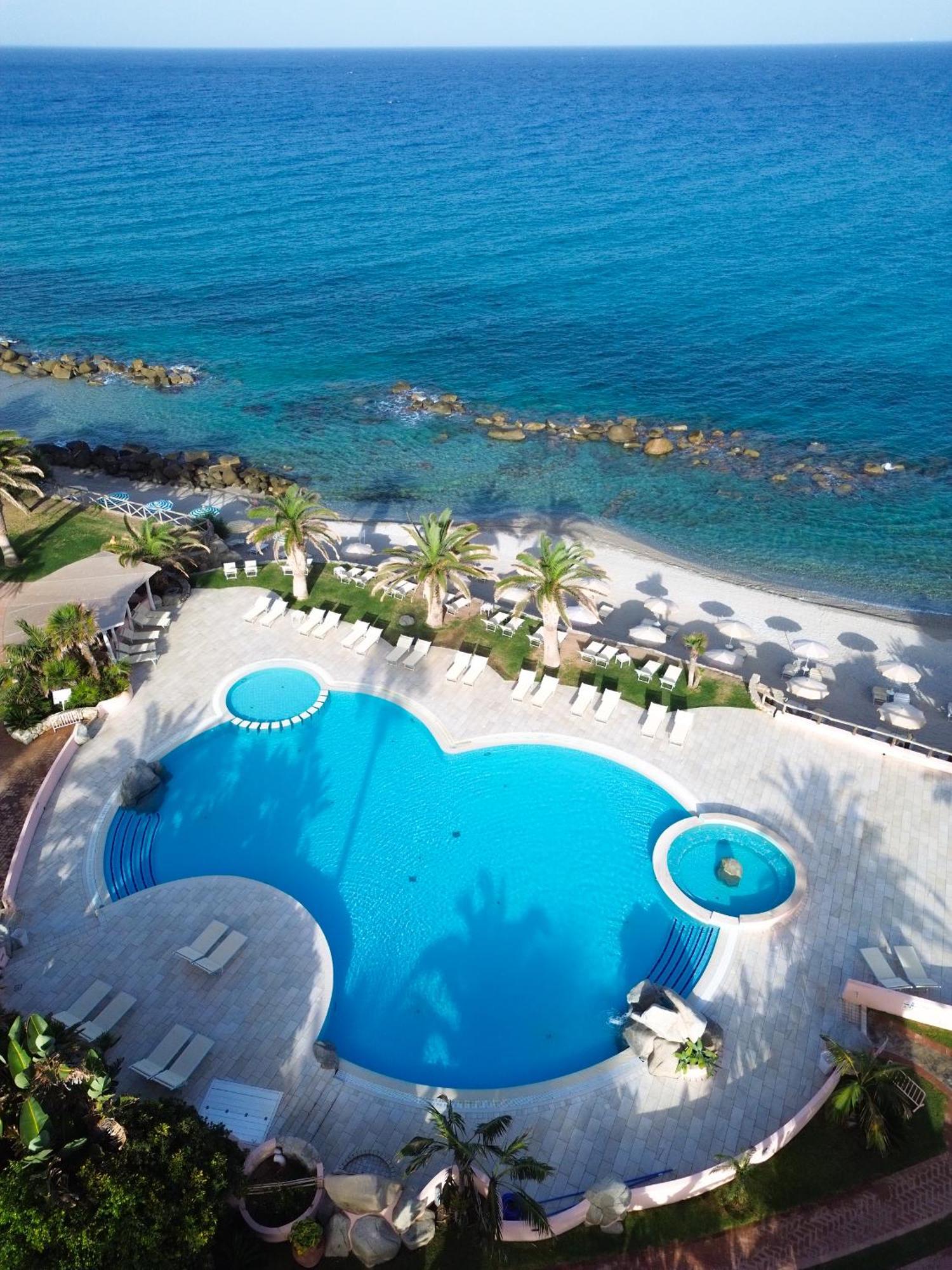 Hotel Villaggio Cala Di Volpe Capo Vaticano Buitenkant foto