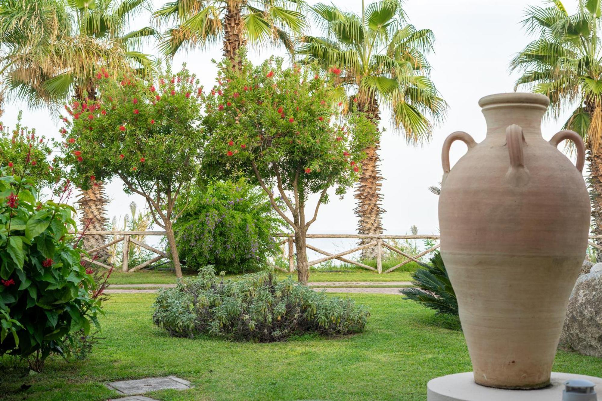 Hotel Villaggio Cala Di Volpe Capo Vaticano Buitenkant foto