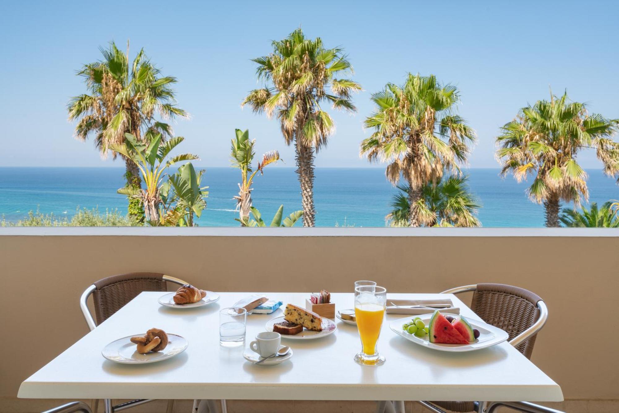 Hotel Villaggio Cala Di Volpe Capo Vaticano Buitenkant foto