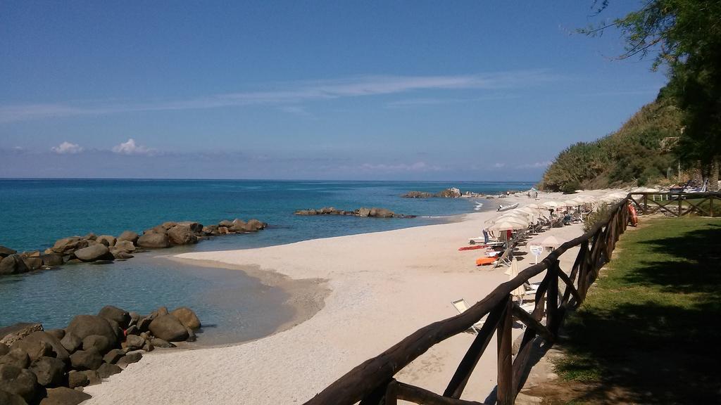 Hotel Villaggio Cala Di Volpe Capo Vaticano Buitenkant foto