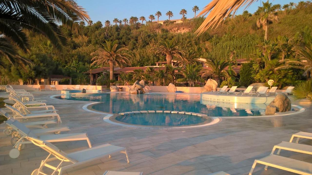 Hotel Villaggio Cala Di Volpe Capo Vaticano Buitenkant foto