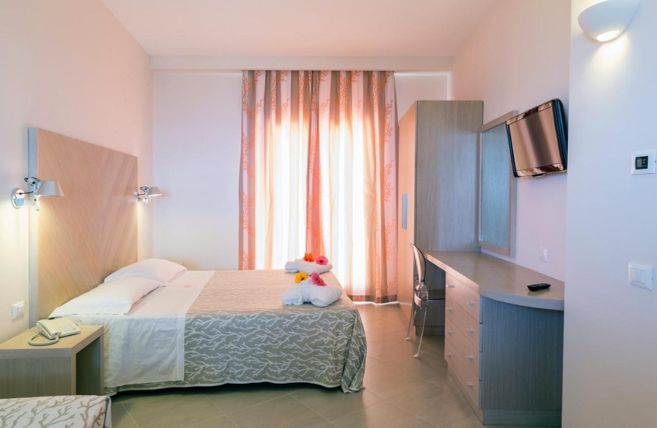 Hotel Villaggio Cala Di Volpe Capo Vaticano Buitenkant foto