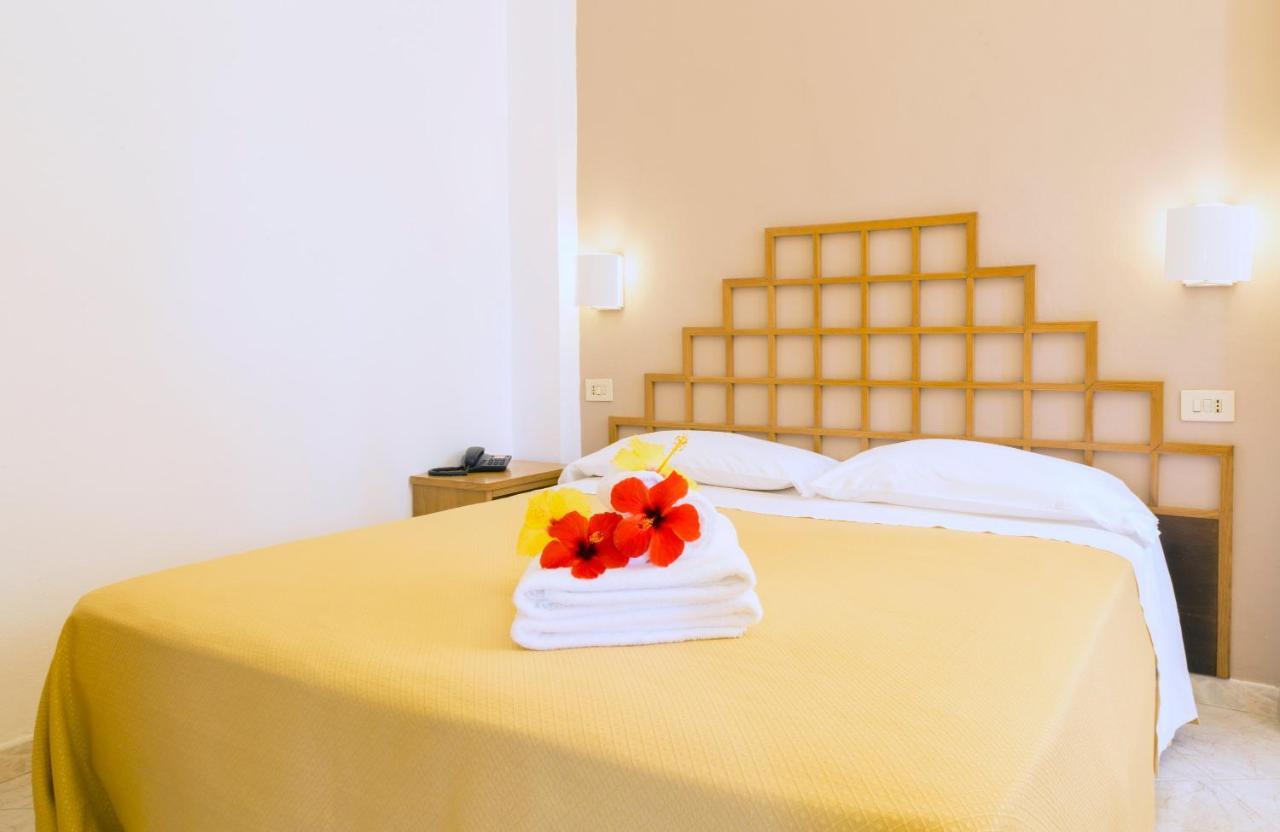 Hotel Villaggio Cala Di Volpe Capo Vaticano Buitenkant foto